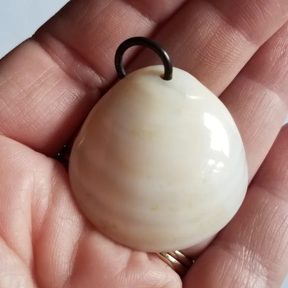 Vintage seashell pendant mother of pearl ocean coastal gold tone beach shell - Picture 6 of 10